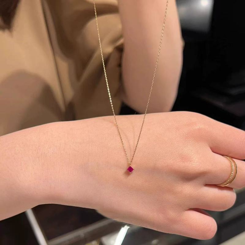 S925 スターリングシルバーゴールド極細ローズレッドスクエアペンダントネックレスハイエンドライト高級ニッチ気質鎖骨チェーン女性用|undefined