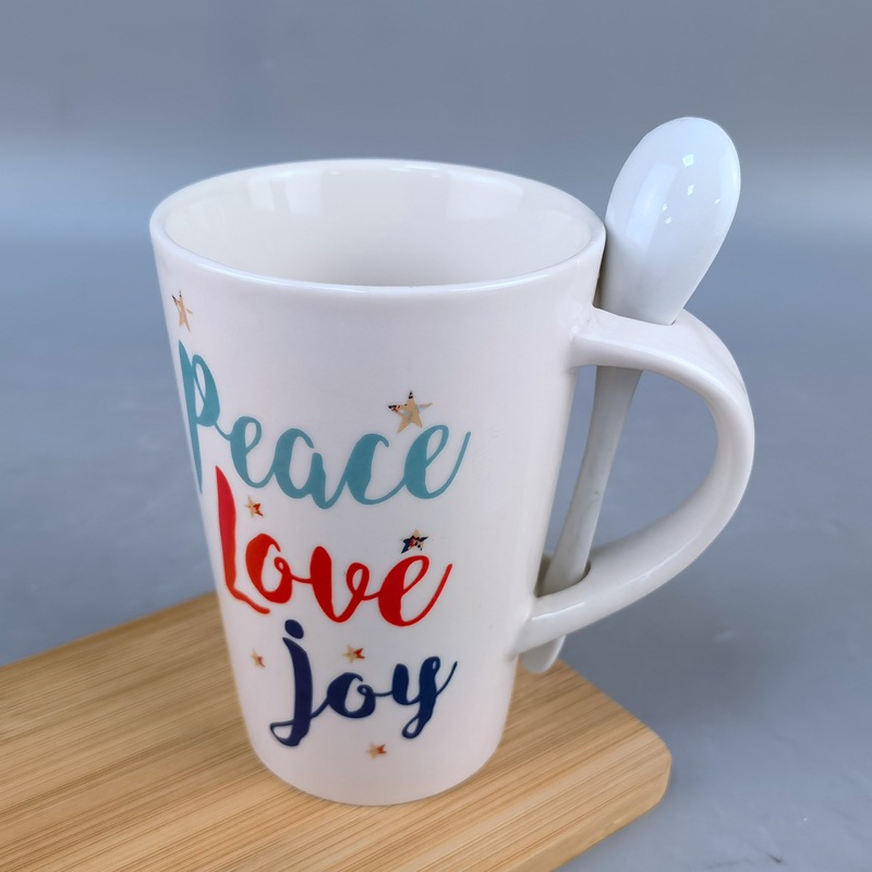 Taza de café de gres europeo y americano transfronterizo Taza de Navidad con cuchara Taza simple Taza de cerámica de leche de desayuno