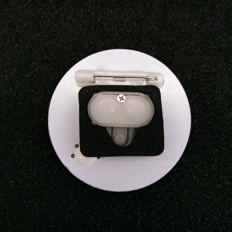 Exportación transfronteriza a Japón insignia luminosa LED hebilla magnética insignia de flash actividad de fiesta de aniversario accesorios de alegría