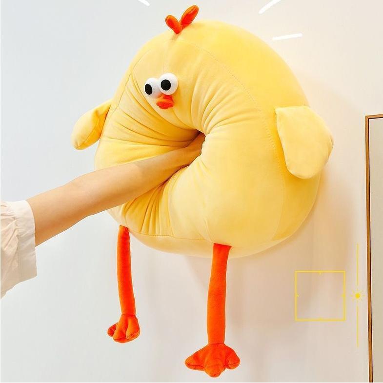 鶏のぬいぐるみのぬいぐるみの人形の女の子のベッドで寝ています。|undefined