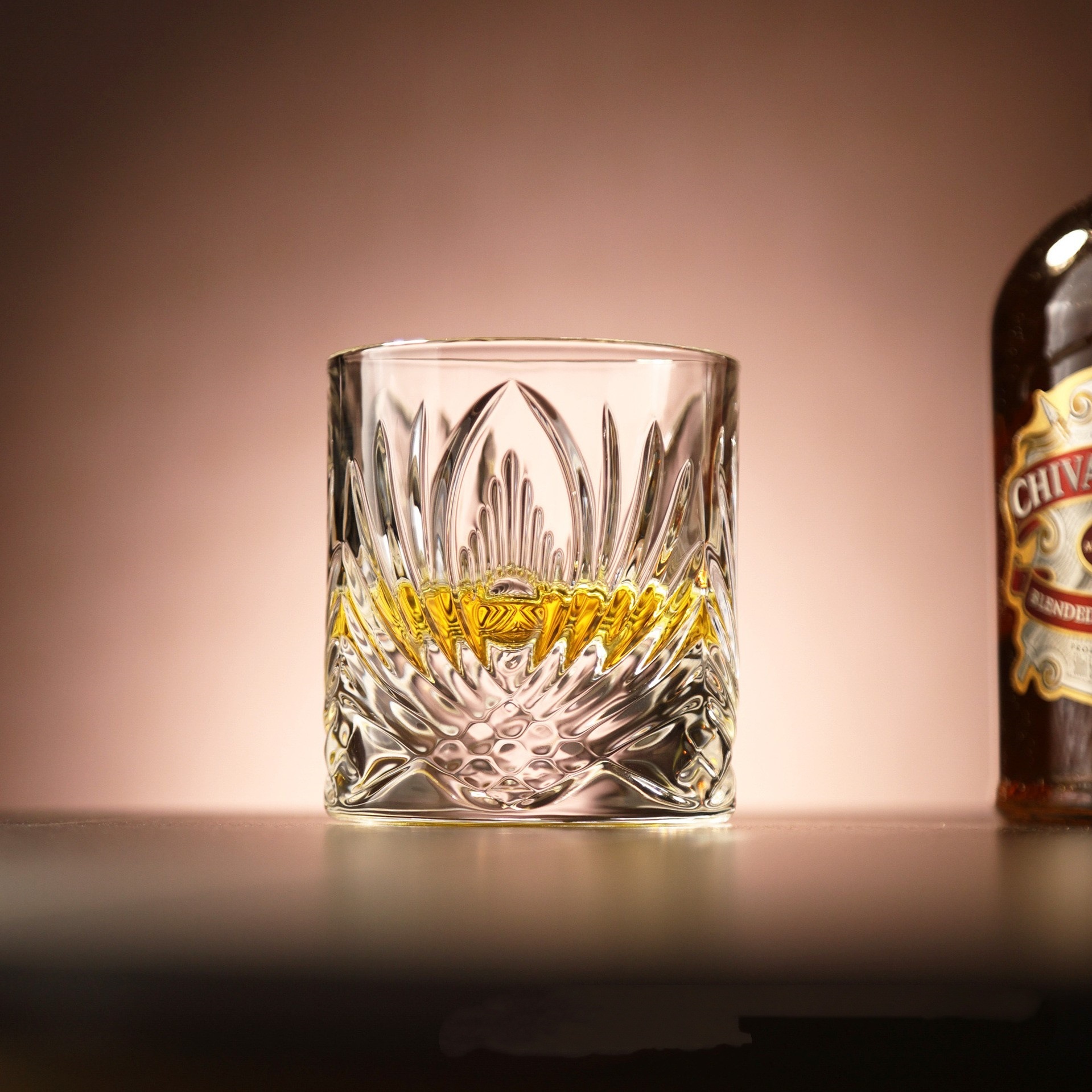 Vaso de whisky en relieve al por mayor con fondo grueso grabado vaso de vino de licores clásicos vaso de vidrio de bar casero