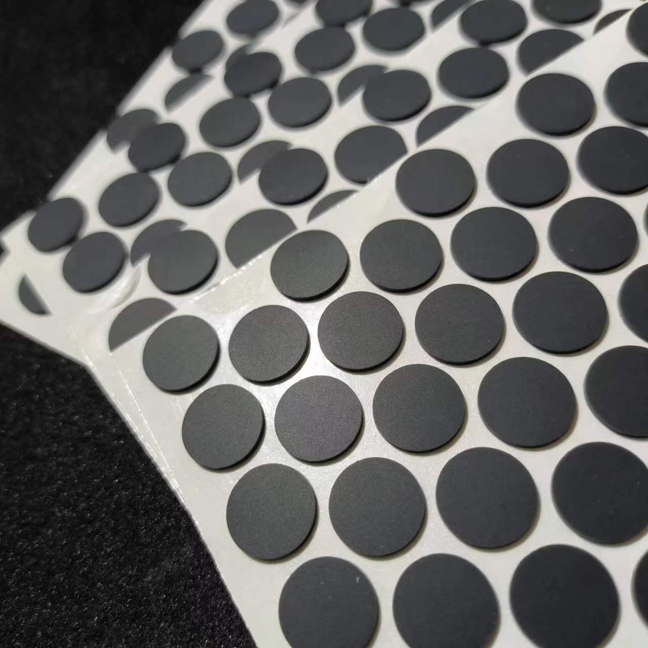 厂家批发圆形自粘家具桌椅硅胶脚垫黑色防滑防震硅胶贴减震