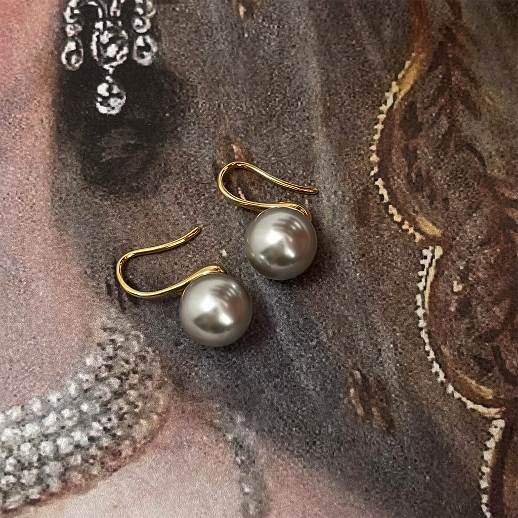 Lightly used genuine grey pearl ear hooks French light luxury retro style earrings