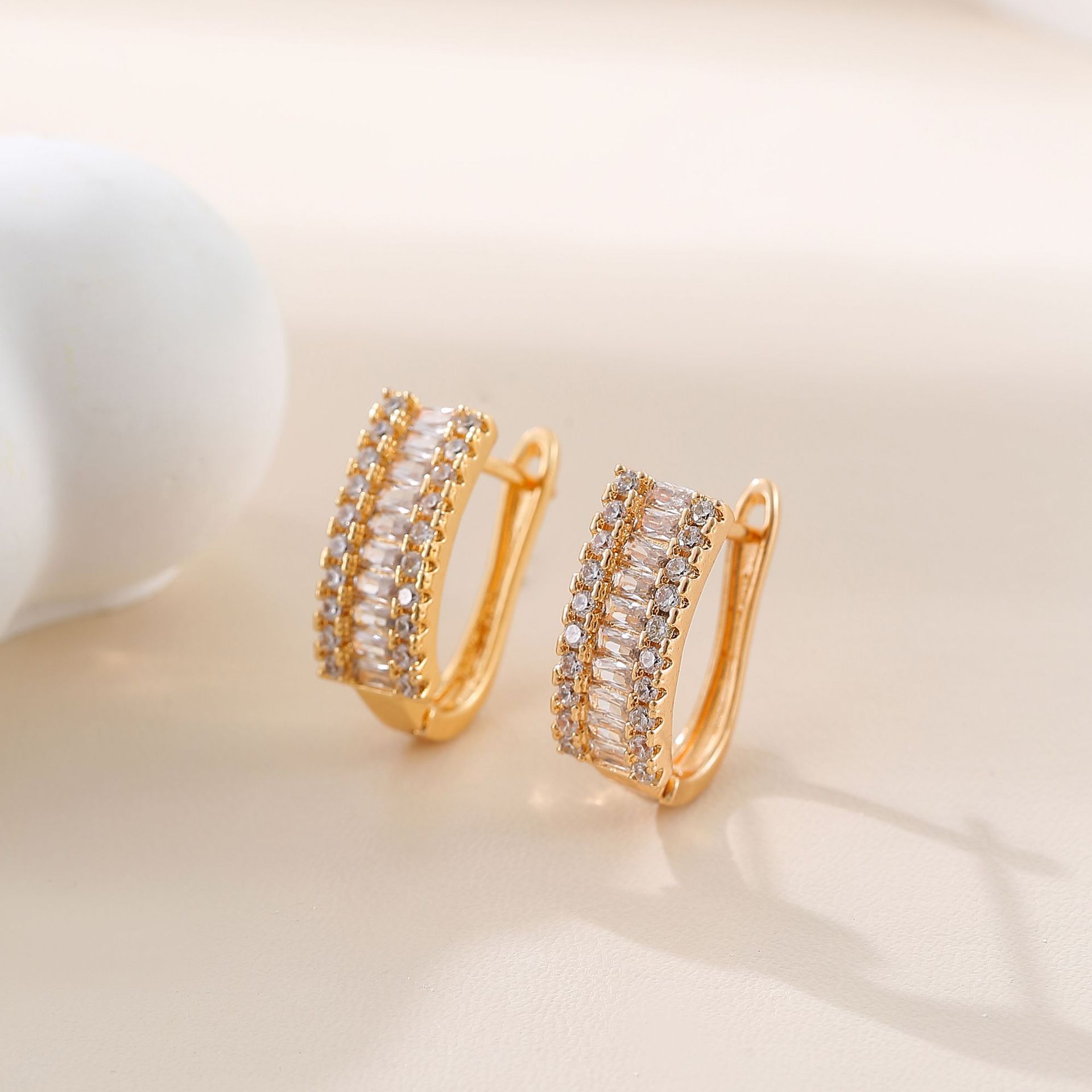 Transfronterizos micro-combustible ligero aretes de piedra de lujo nicho femenino diseño de pernos geométricos en el viento de pernos de orejas