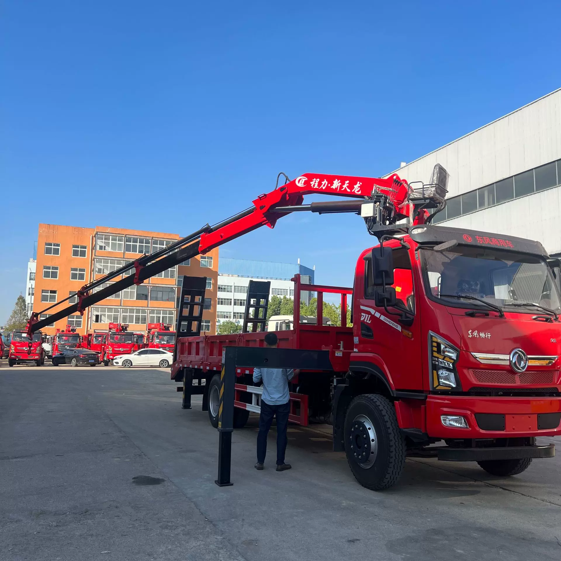 【程力集团】货箱6.1米东风6吨折臂吊随车吊出口源头工厂
