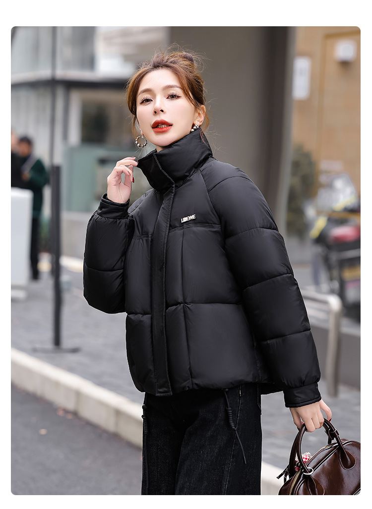 アンゴラの赤い羽毛の綿服の女性の短いタイプの冬の2024の新型の小さい 