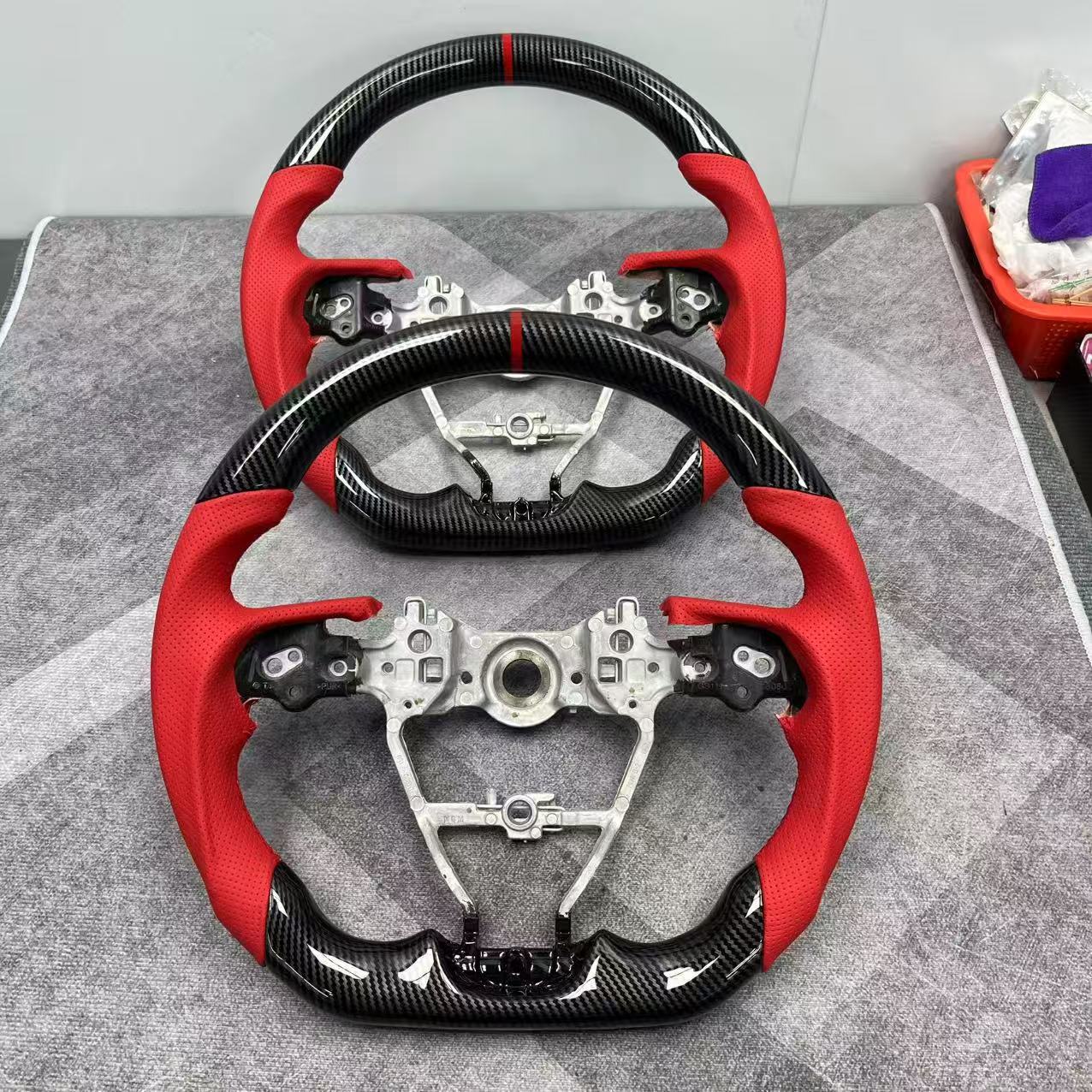 Customized Carbon Fiber Steering Wheel with Water Transfer Printing from the Source Manufacturer, Suitable for Eighth-Generation Toyota Camry Car Steering Wheel Processing