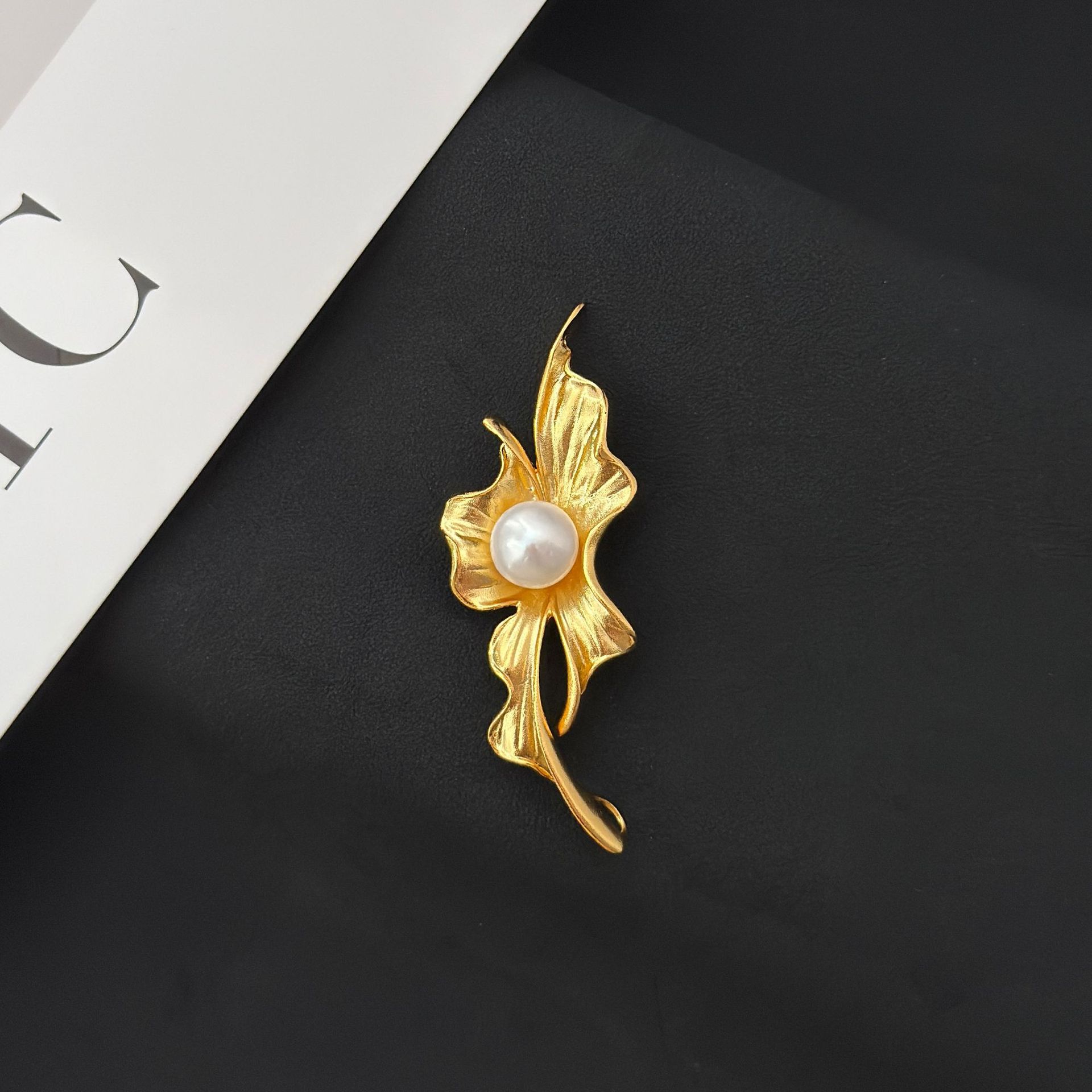 Gongtong Flower High-Quality Freshwater Pearl Brooch Simple Floral Design Light Luxury High-End Brooch Accessory Gift