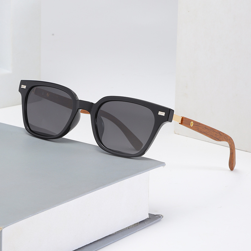 Fashionable retro comfortable sunglasses
