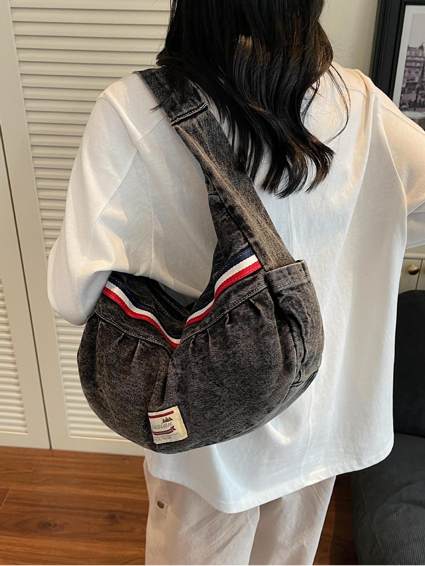 Bolsas de denim lavados populares de verano, bolsas de mujer de gran capacidad 2025, nuevas bolsas de hombro de moda casuales.