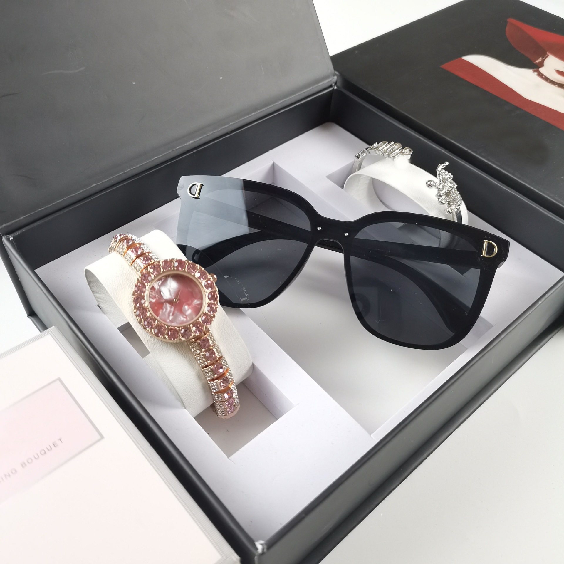 Eyeglass set D bracelet watch red