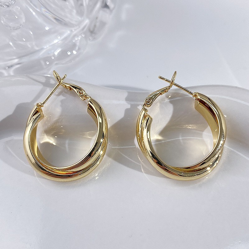 Nuevos desplazamientos de moda con pendientes de círculo grande, ligero y lujoso, temperamento femenino de alta gama, botones para los oídos, Orejeras de círculo vegetariano, agujas para los oídos