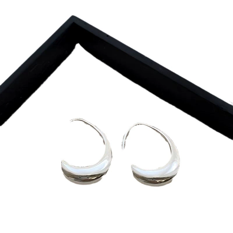 Small design brand earrings drop-shaped, European style, simple and elegant design, high-quality style
