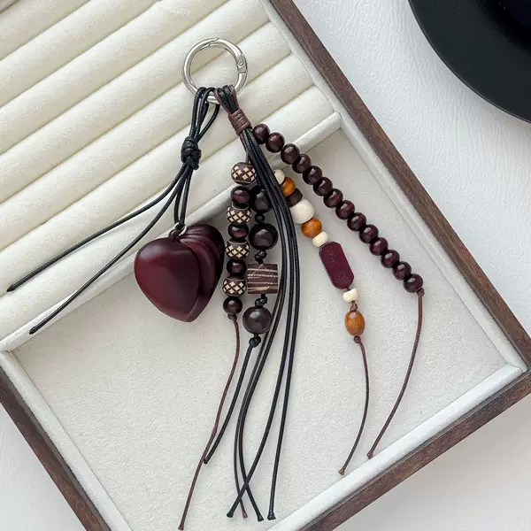 Original wooden bead tassel keychain pendant, vintage heart-shaped artistic car decoration, handmade wooden bag pendant wholesale