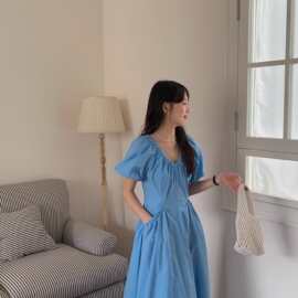 ***同款蓝色泡泡袖V领连衣裙女夏季新款多巴胺收腰显瘦气质长裙