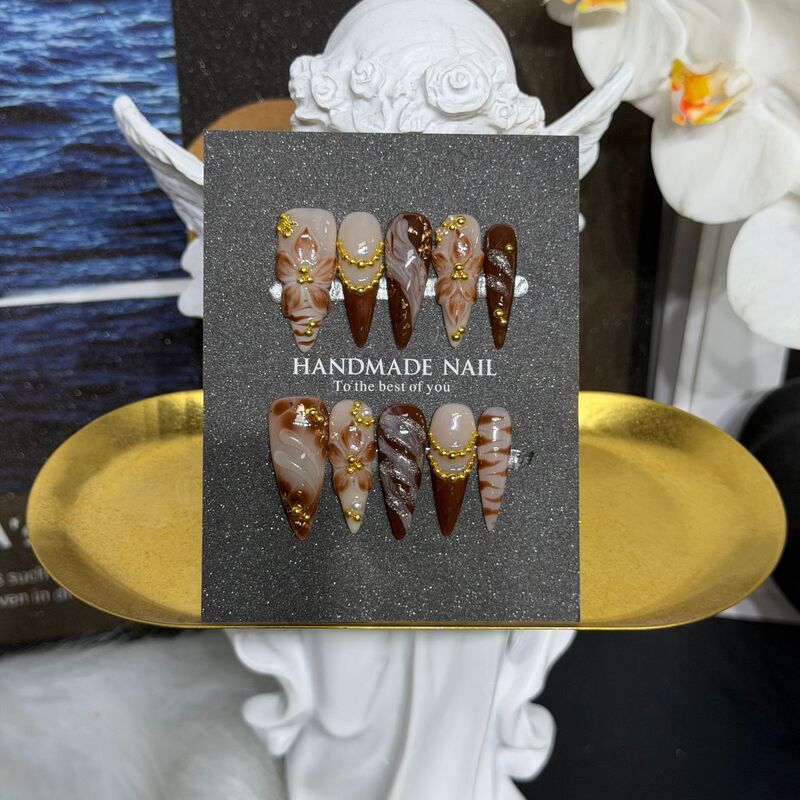 [Namo] European and American retro caramel oil painting nail art, brown-toned hand-painted floral designs with gold chain detailing, long, pointed, and wearable nail tips