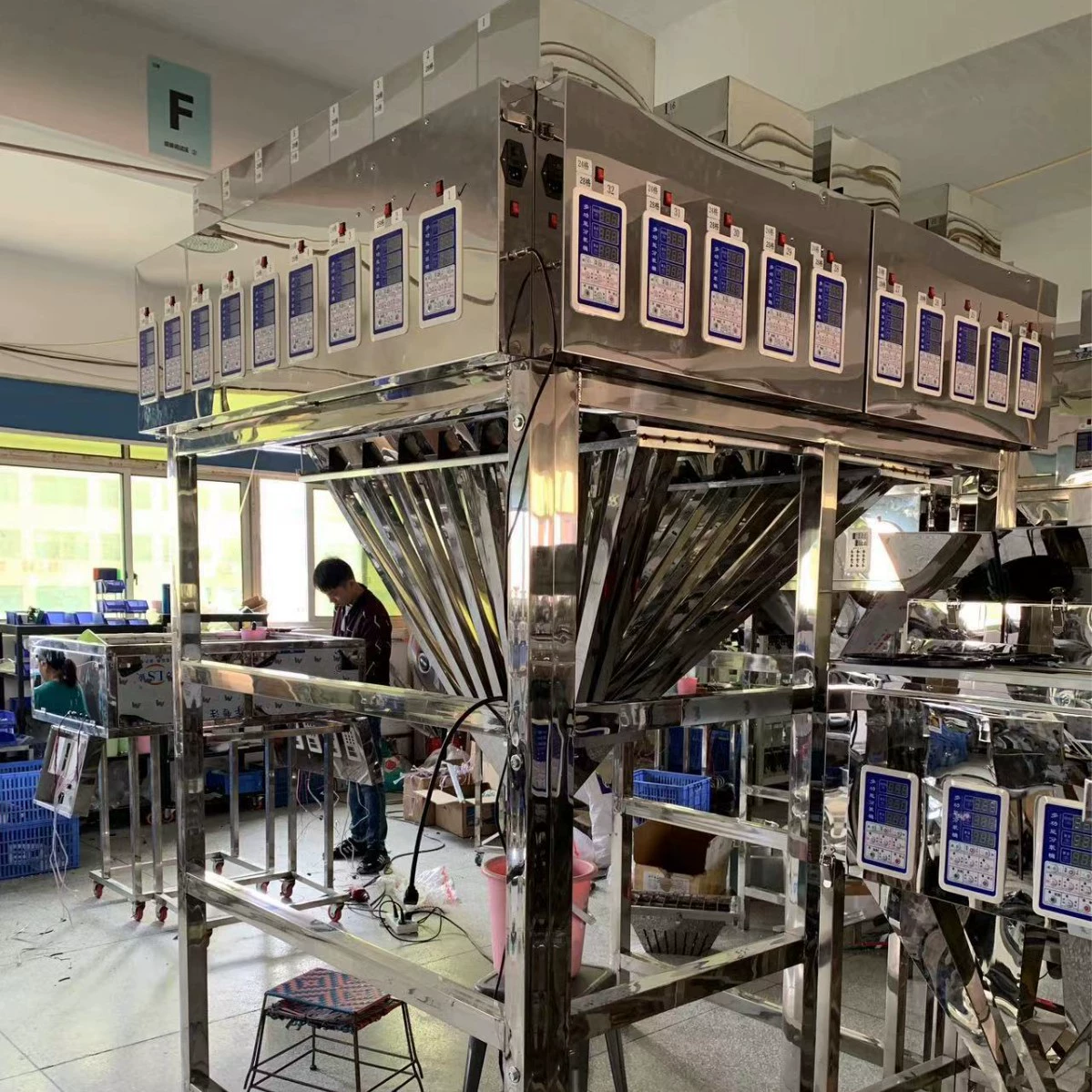 Упаковочная машина для плюшевых игрушек в коробках, многоголовая машина для упаковки и взвешивания специальной формы в коробках большой емкости