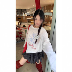 韓国系の白いプリント長袖tシャツ女性の夏の薄いブラウスのデザイン感がゆったりしています。