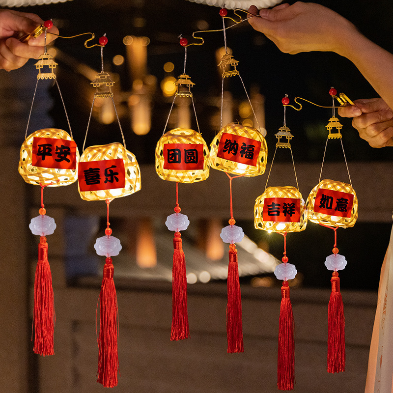小紅の本の同モデルの竹は小提灯を編んでお祝いします。|undefined
