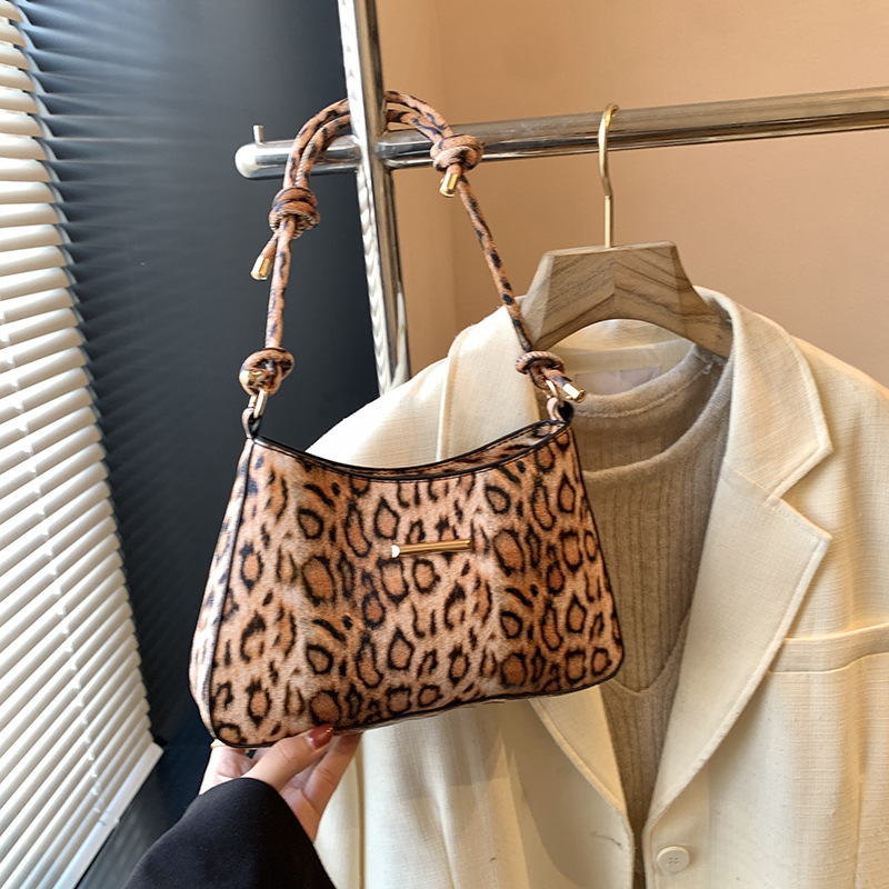 Bolso para mujeres 2024 otoño y invierno nuevo bolso cuadrado pequeño de estilo universal bolso de mano de moda estampado leopardo bolso axilar de hombro único