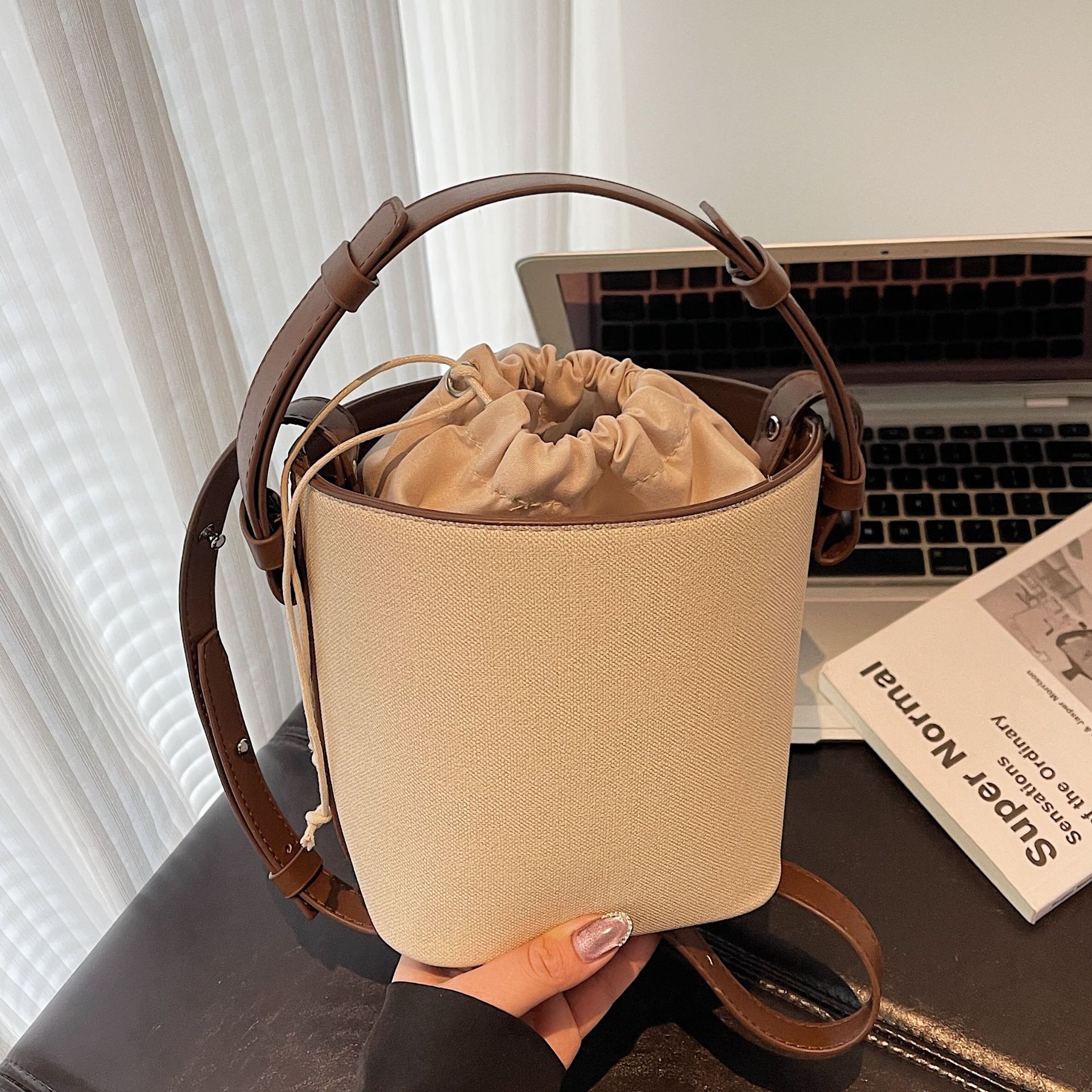 2025 nueva bolsa de cubo de lona de color de contraste para mujeres de alto nivel nicho de diseño de viaje de hombro portátil bolso de mano