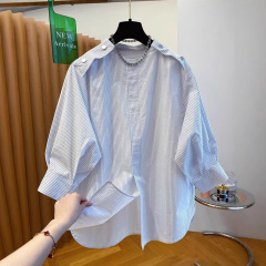 青いストライプのシャツの女性2025夏の新型のゆったりした丸い襟のたるみ感のあるプルオーバーの中袖の7分袖の上着
