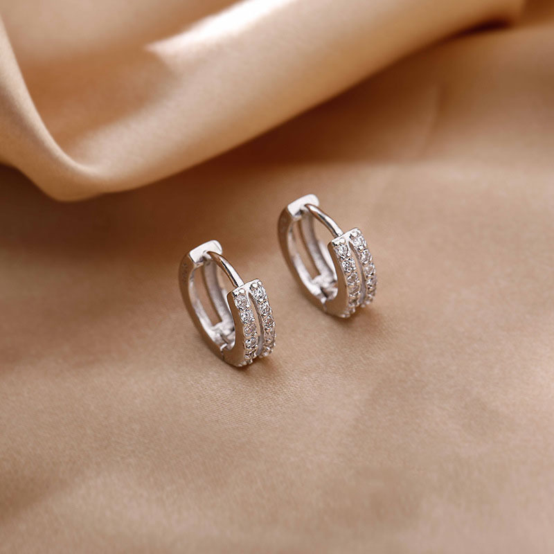 Versión coreana de la hebilla de hongo blanco de diamantes de doble capa geométrica, pendientes de temperamento simple femenino, estilo de Hong Kong, estilo de nicho, pendientes de todo fósforo de viento frío