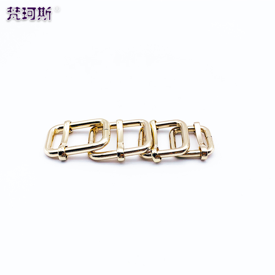 Accesorios de ferretería de alta gama en stock: hebilla metálica en D, hebilla ajustable, hebilla de cable de hierro, correa para bolso de mujer, hebilla de tres niveles.