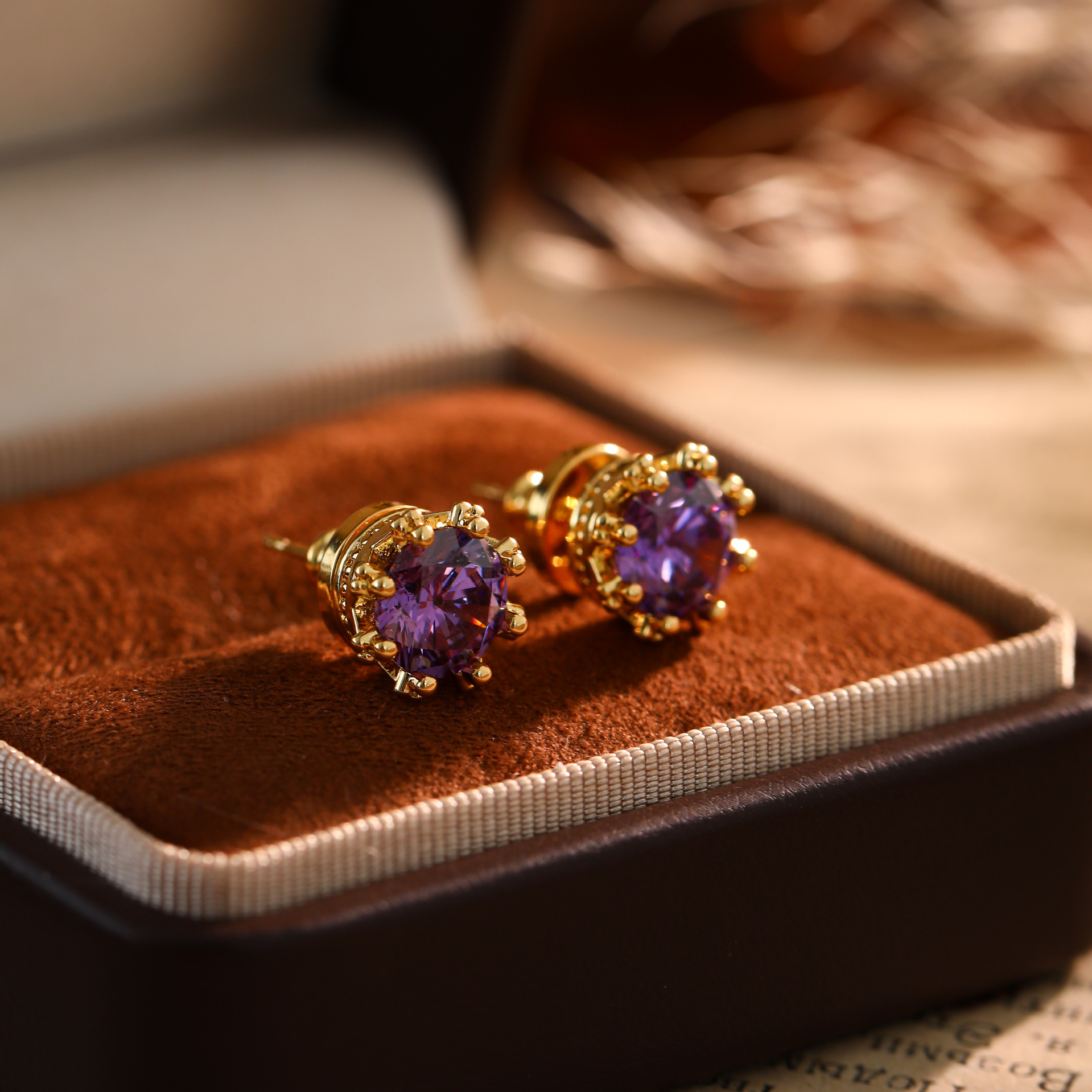Small and Exquisite Zircon Earrings with a Unique Design, Pink High-End Crown Style, Super Shiny Earrings, Simple and Versatile Ear Accessories