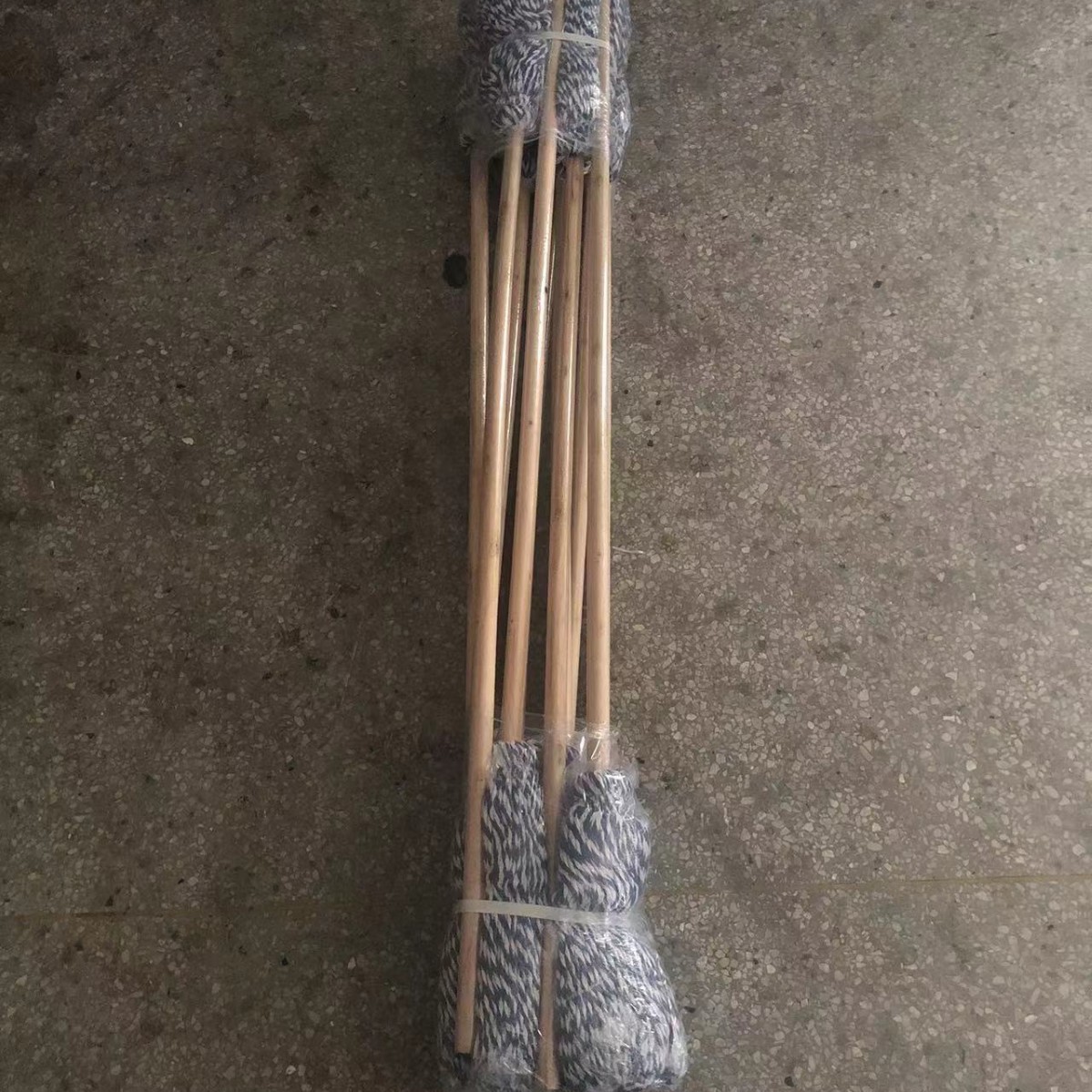 파란색과 흰색의 구식 나무 대걸레 묶음(10개)