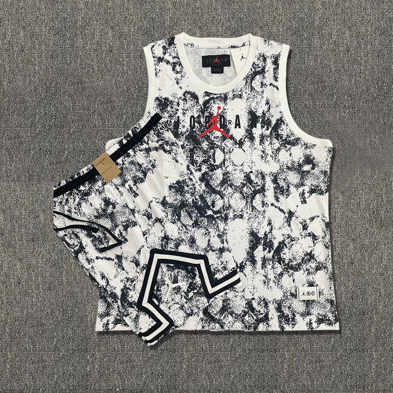 Nuevo conjunto de ropa deportiva de hombre volador en verano, entrenamiento de carrera para hombres, chalecos cortos transpirables de secado rápido, dos juegos al por mayor