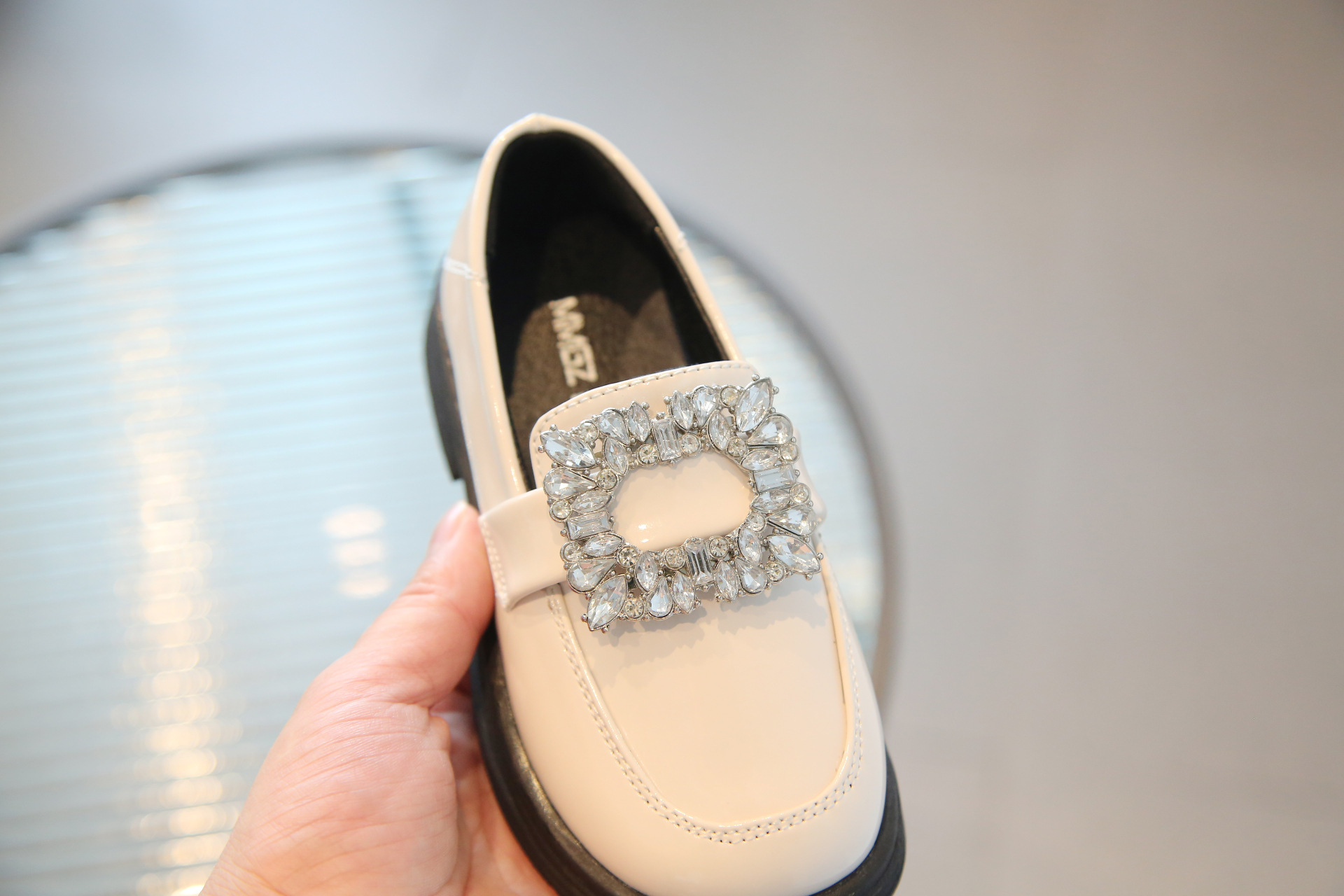 Versione coreana di mocassini con grandi diamanti e fibbia quadrata, scarpe di pelle nera, scarpa singola da ragazza,_voghion.com