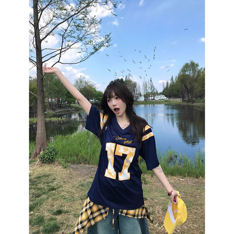 アメリカンレトロハイストリート V ネック半袖 Tシャツ女性のための夏 2025 新しいオーバーサイズカジュアルスポーツカップルトップトレンディ|undefined