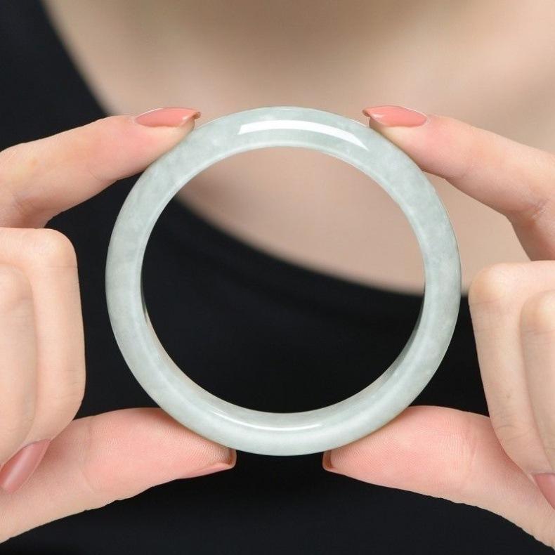 Vòng tay ngọc bích tự nhiên Miến Điện màu trắng ánh trăng xanh nhạt, đường kính trong 51–64 mm chi tiết 8