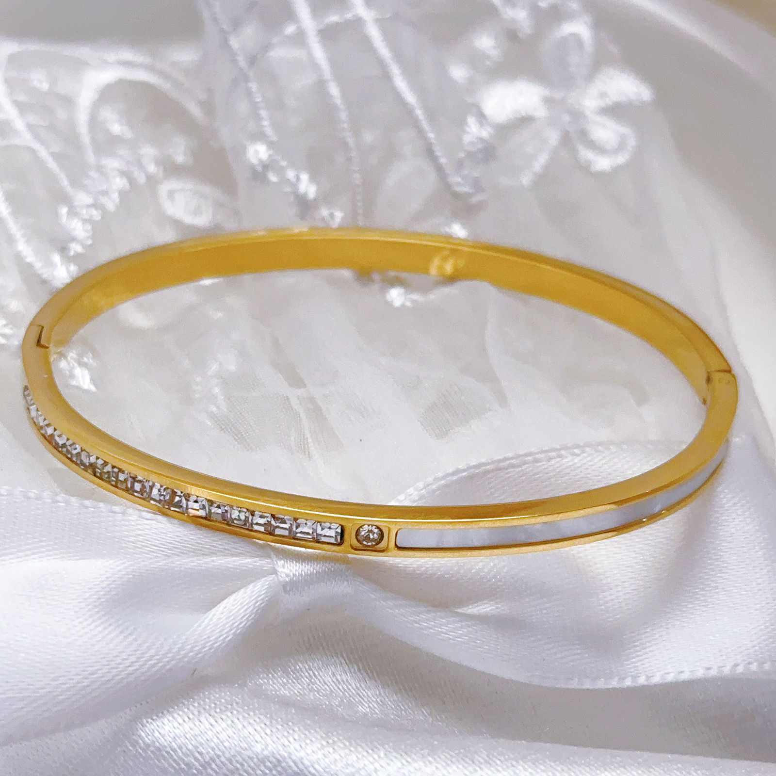 Brazalete de acero inoxidable de diamante cuadrado francés de estilo femenino blanco conchas exquisitas artículos de moda para enviar a la mejor amiga accesorios al por mayor