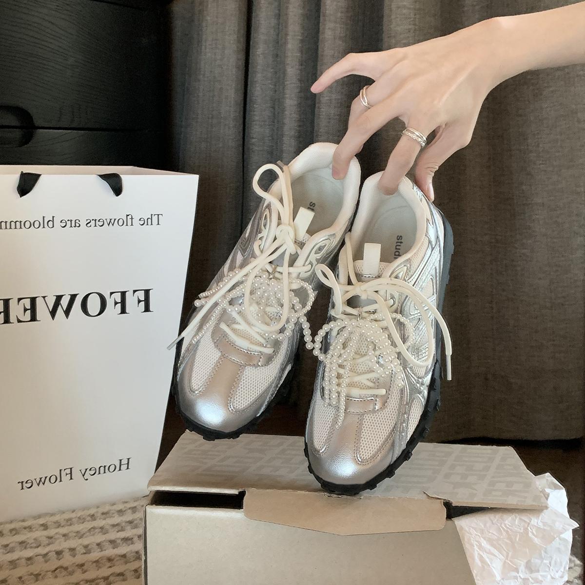 Versión de piel de vaca de la uva de la misma luz de la luna QiMeng redujo la edad de la perla arco de lazos casuales zapatos de entrenamiento de mujeres