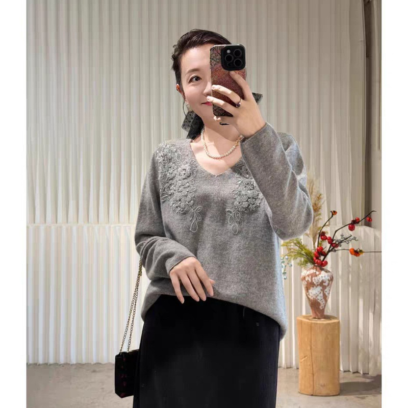 Fuduo Autumn and Winter Fashionable 100 Sheep Wool Heavy Design Versatile Beaded Embroider V Neck Elegant and Exquisite Sweater Fuduo Autumn and Winter Fashionable 100 Sheep Wool Heavy Design Versatile Beaded Embroider V Neck Elegant and Exquisite Sweater