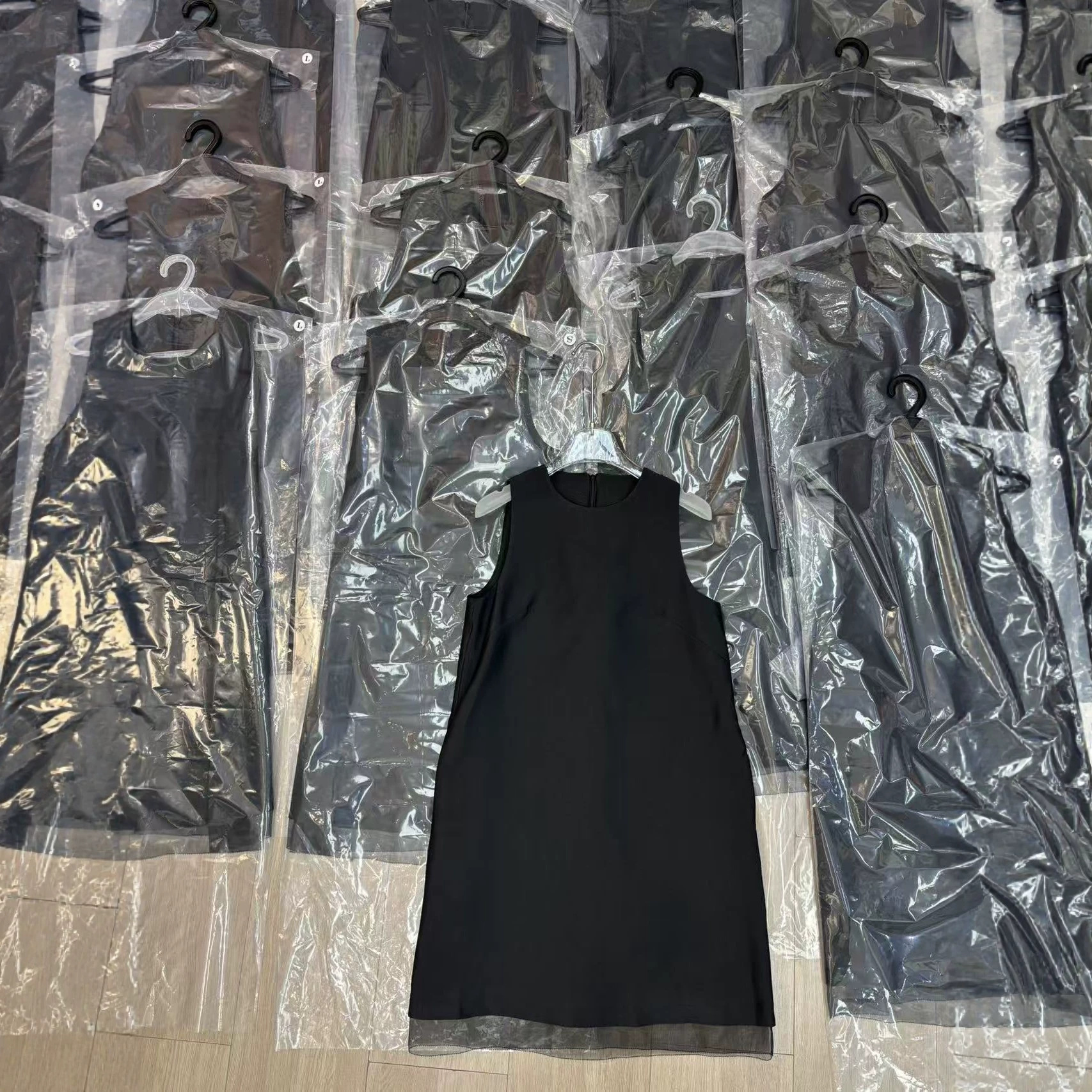 Old Money Style Sleeveless Round Neck Dress with Crisp and Smooth Fabric, Organza Hem with Subtle Pattern, Simple and Luxurious Straight Dress