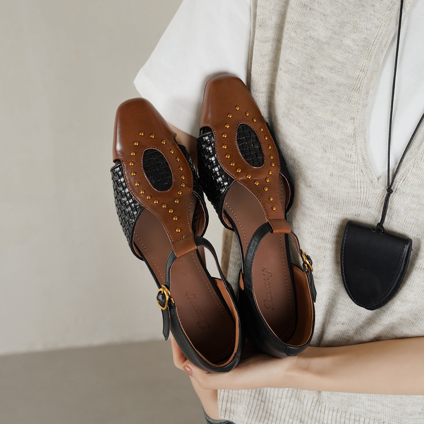 Sandal nữ mũi nhọn gót thấp da bò đinh tán phong cách La Mã — đen