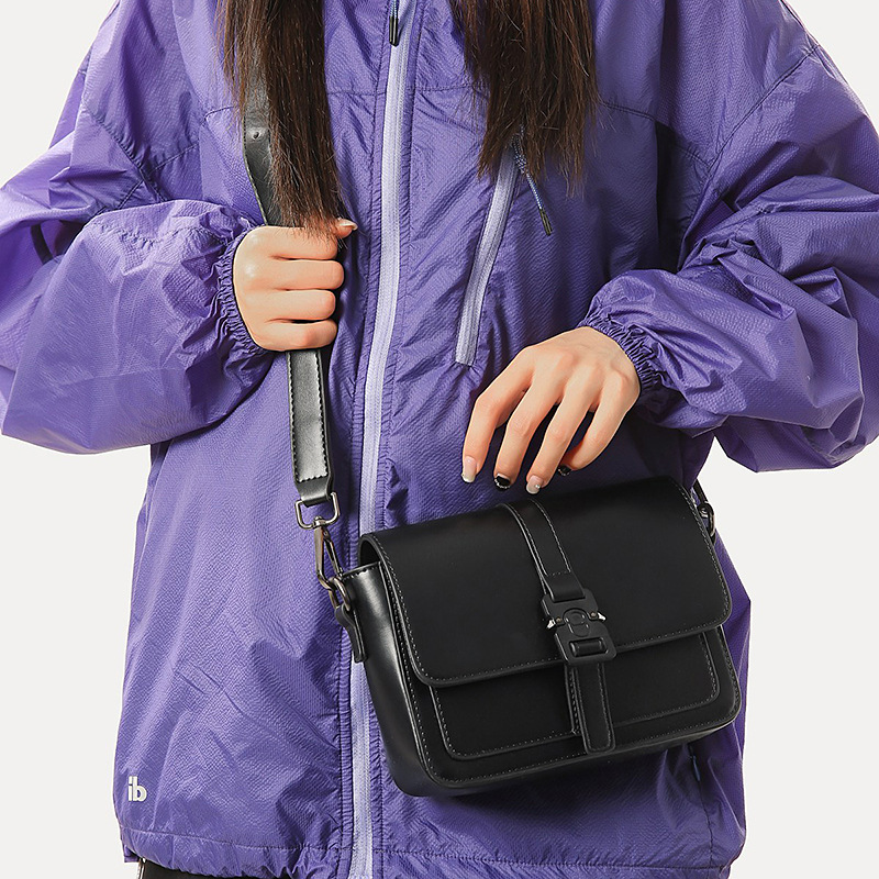 Borsa a tracolla da uomo in stile Sling Bag, design di nicchia, alta qualità estetica, piccola borsa quadrata, trendy e_voghion.com
