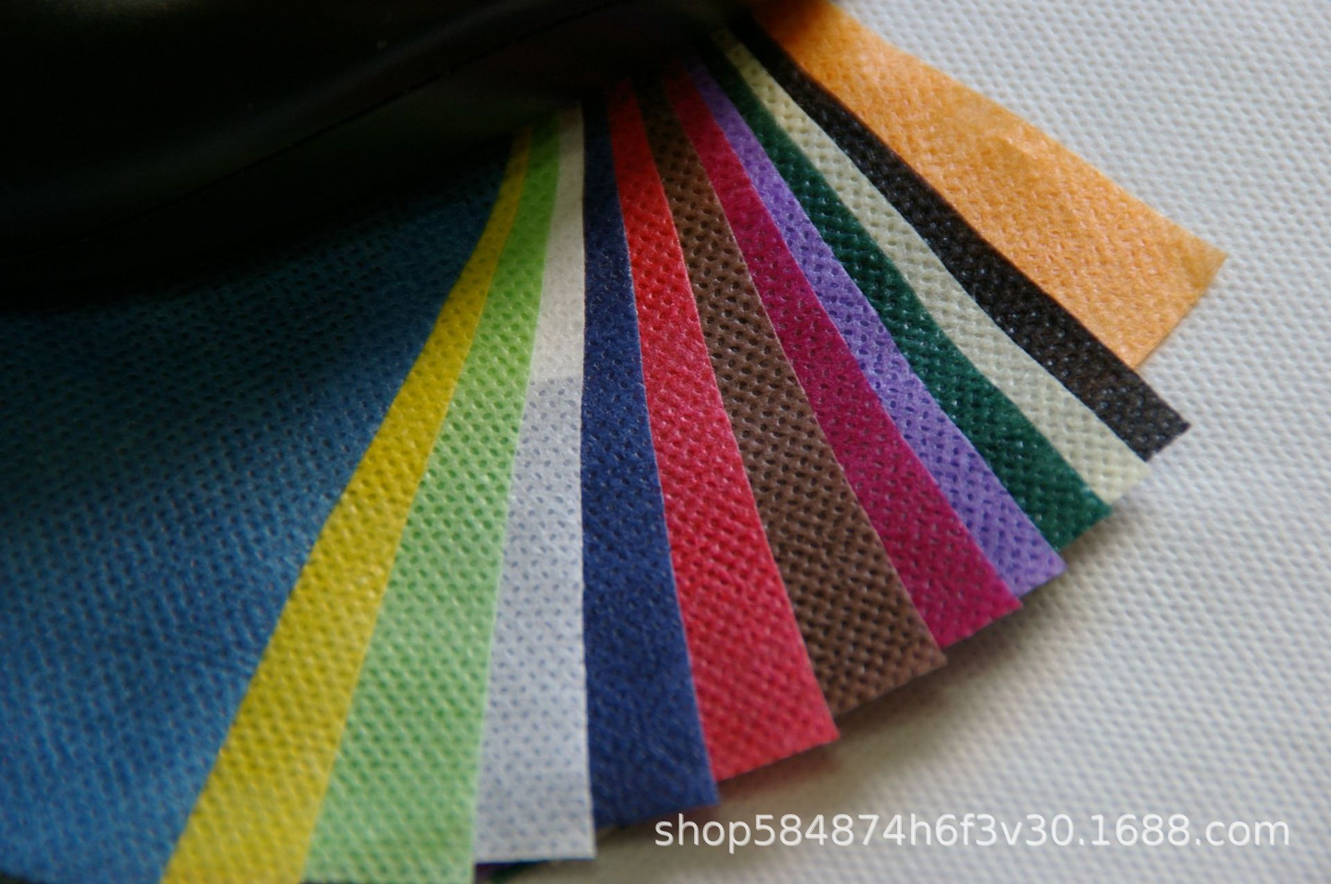 复合PE透气膜无纺布料一次性隔离防护服面料批发防水透气无纺布