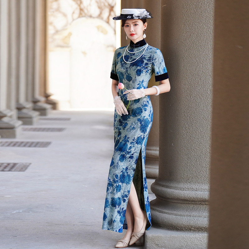 Mandarin-style printed cheongsam with short sleeves, contrasting colors, stand-up collar, diagonal placket, slit, elegant long dress for wedding guests Mandarin-style printed cheongsam with short sleeves, contrasting colors, stand-up collar, diagonal placket, slit, elegant long dress for wedding guests
