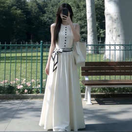 白色吊带连衣裙子女2026夏季新款今年流行法式收腰温柔风度假长裙
