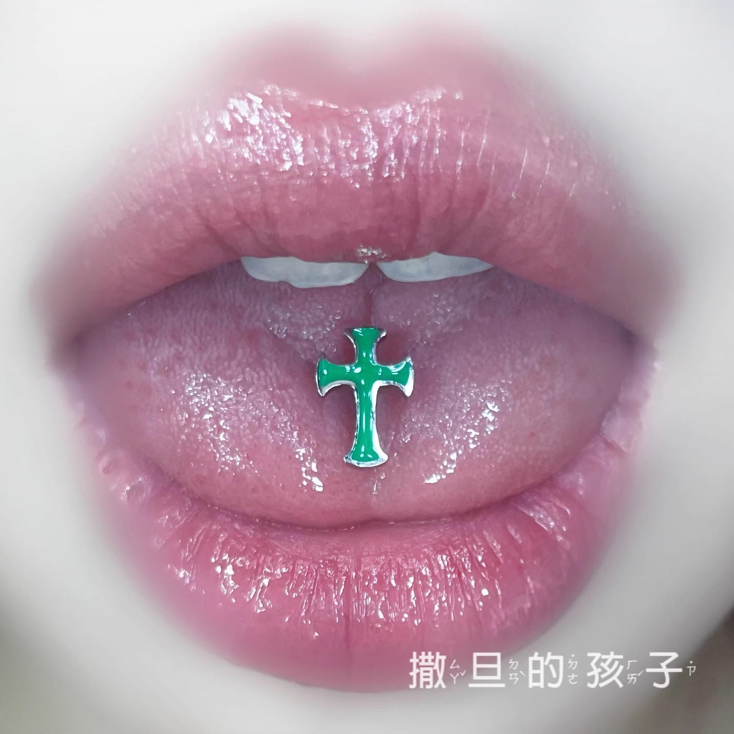 Silver pointed spike labret stud material detail