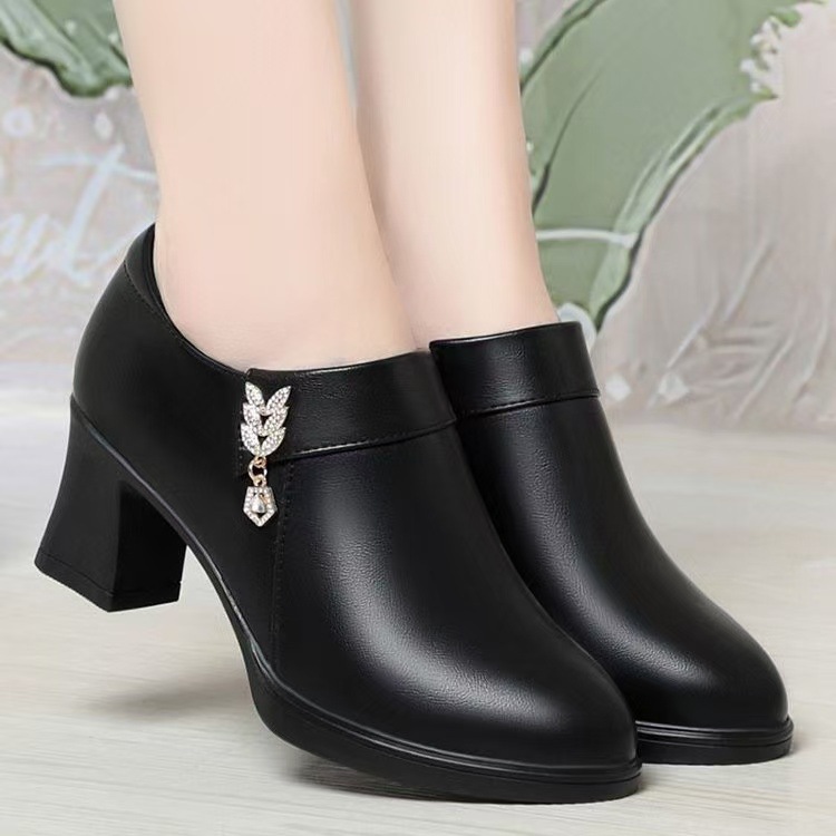 Zapatos transfronterizos de primavera y otoño, zapatos de cuero de mediana edad, zapatos de cuero suaves, zapatos de tacones gruesos y profundos, zapatos cómodos para mujeres.