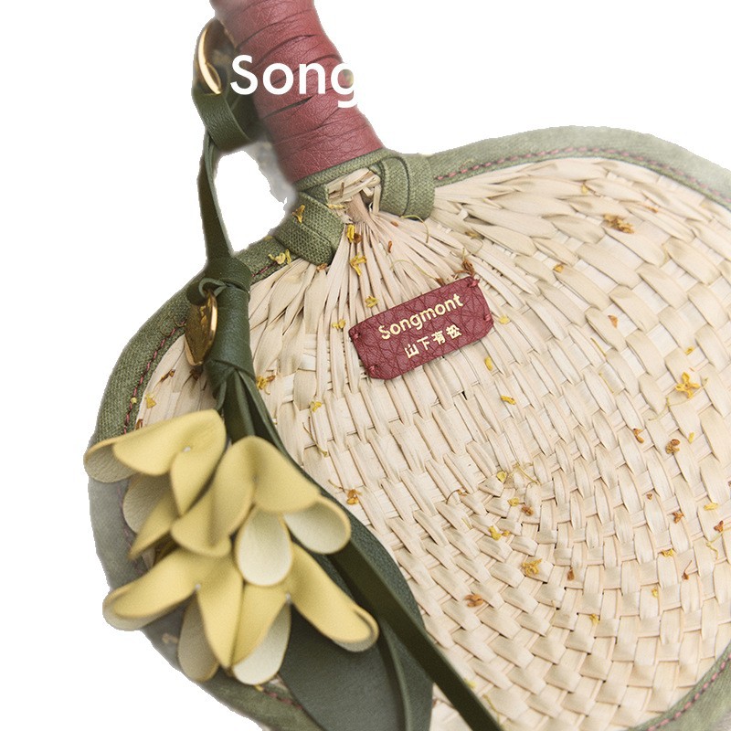 Bajo la montaña Songmont, hay un colgante de osmanthus dorado recogido de pino, colgante de bolso de estilo nacional, accesorios de moda de diseñador, nuevo estilo chino