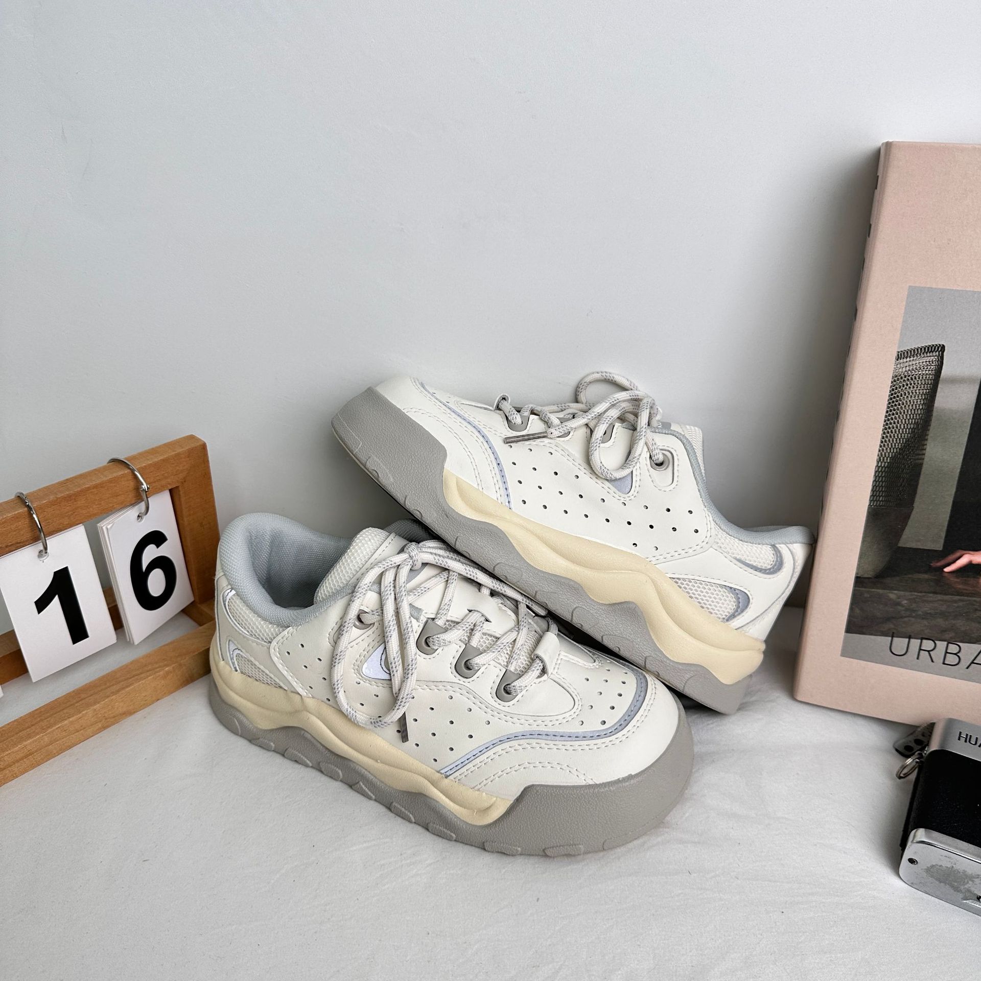 Zapatillas de tabla bajas de suela gruesa de onda lejana para estudiantes de la escuela 2025 tendencia de primavera deportes casuales zapatos de mujer zapatos de lona coreanos en nombre del cabello