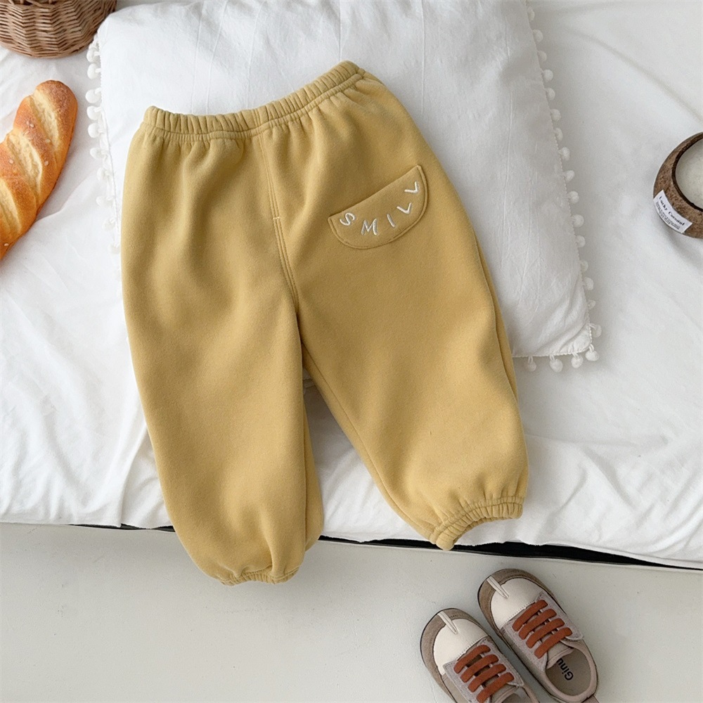 Versión coreana de ropa de otoño e invierno para bebés, chaleco de pana grueso y cálido más pantalones de terciopelo, camisa de fondo a rayas, traje de tres piezas