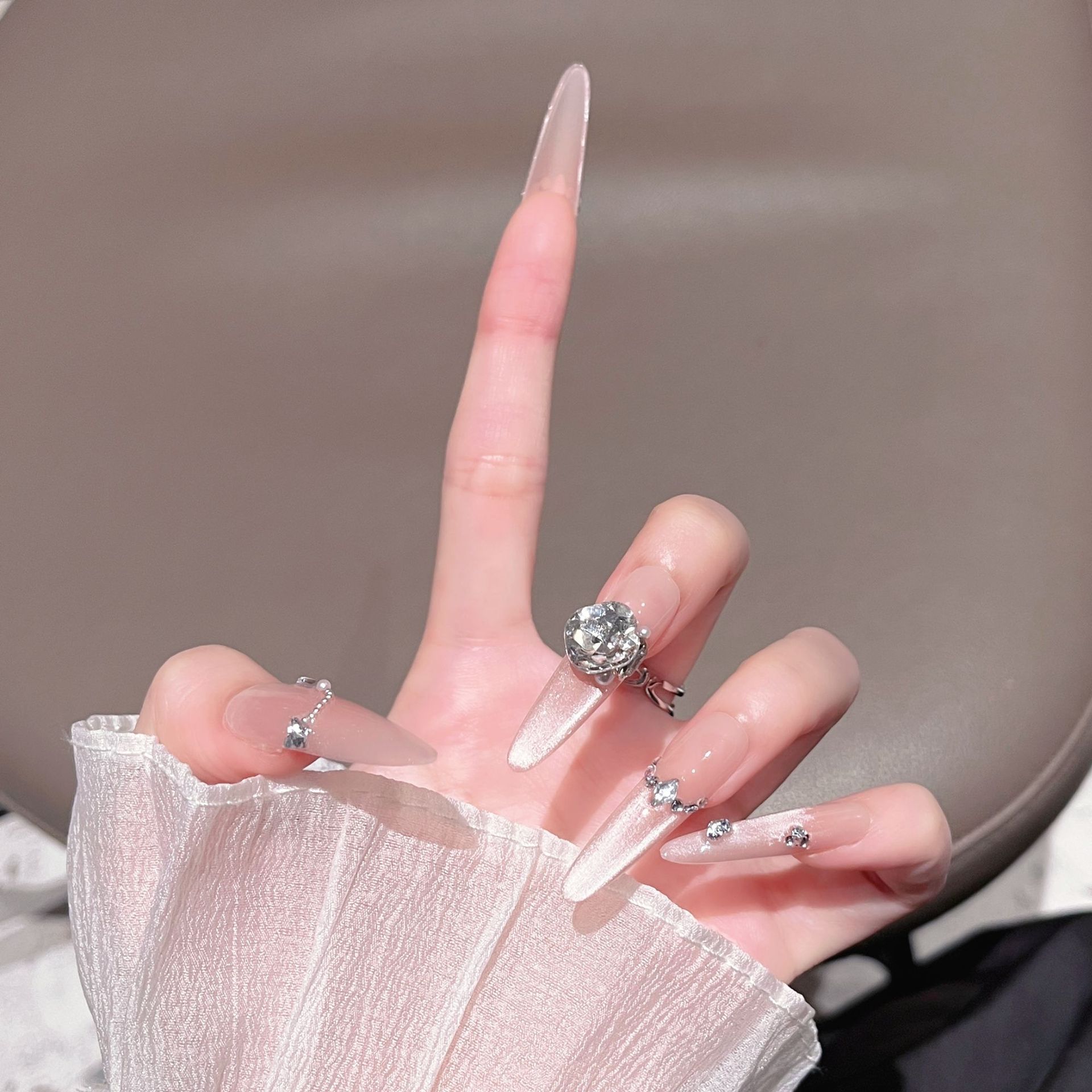 Usar uñas explosivas de alto rendimiento manicure parches de uñas falsas de ojo de gato manuales largos fabricantes al por mayor