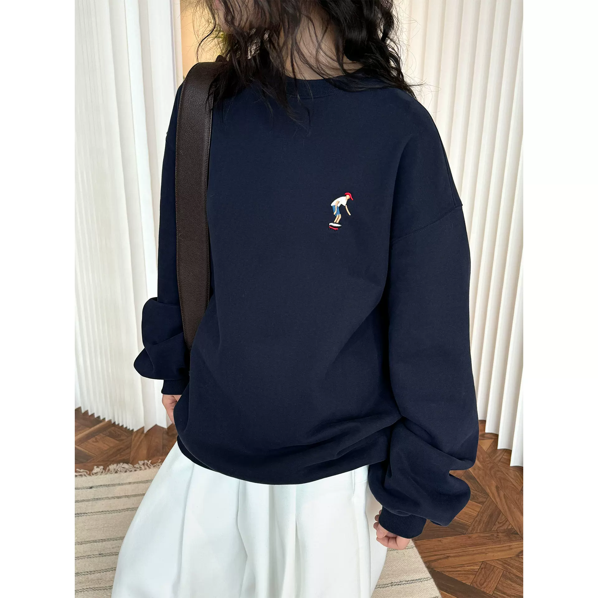 卢浮冬季新款韩国东大门圆领刺绣加绒卫衣厚实保暖宽松廓形上衣女